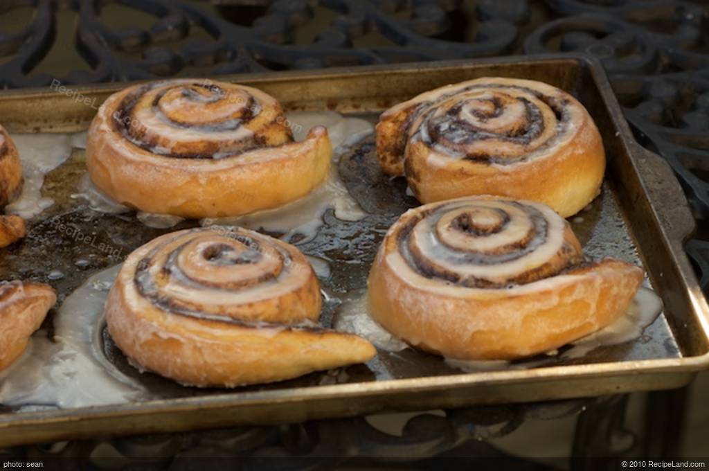 Cinnamon Rolls with Cinnamon Brown Sugar Filling and Cream ...