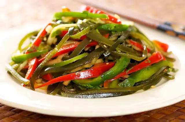 Sea Weed, Bell Pepper Salad with Garlic-Sesame Dressing