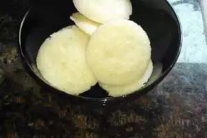 Plain sooji idli/rava idli/semolina idli