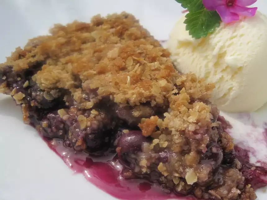 Fresh Blueberry Crumb Pie