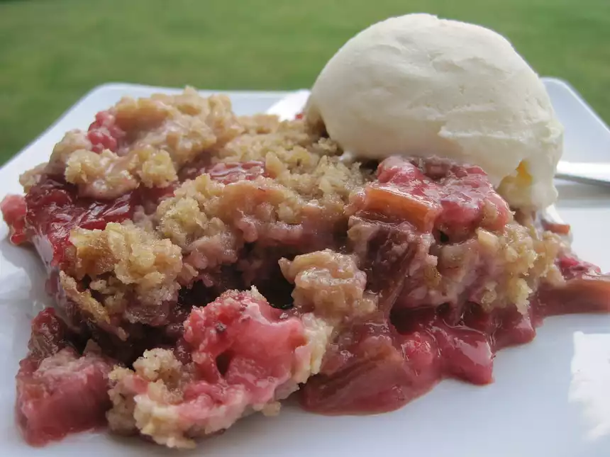 Rhubarb Strawberry Crisp