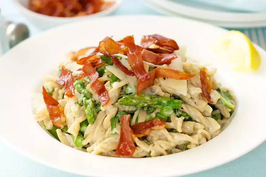 Creamy Asparagus Pasta with Crispy Prosciutto 