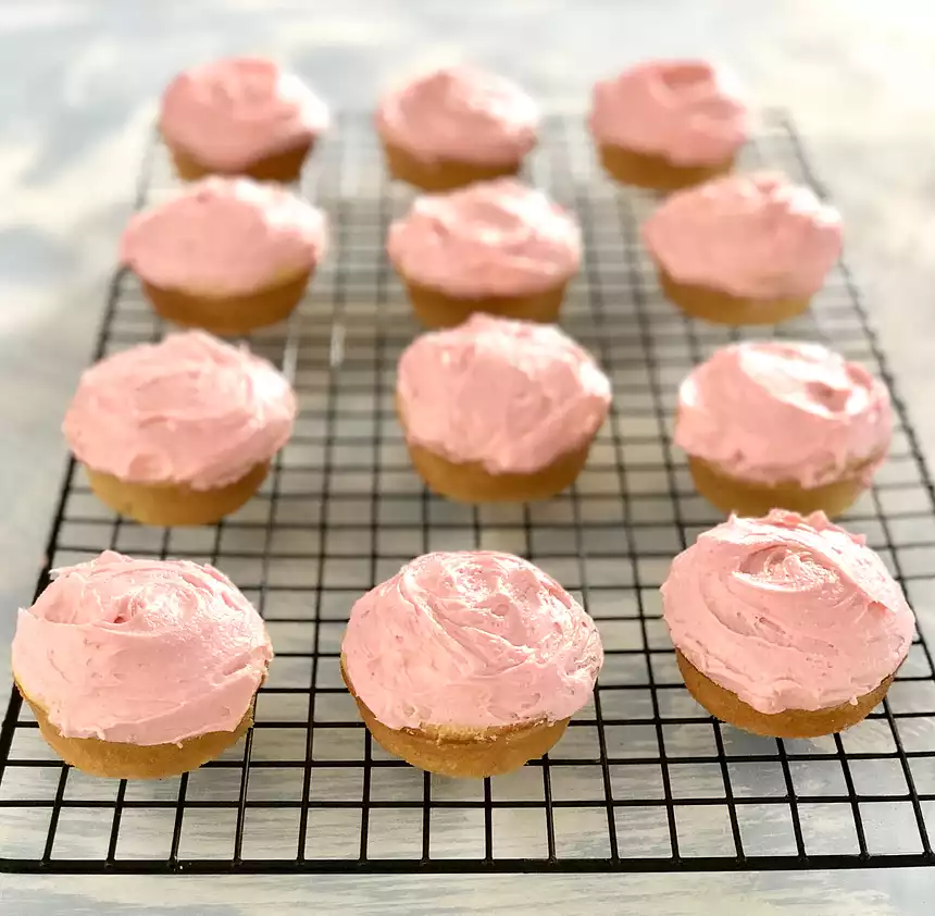Easy Cupcakes with Buttercream Frosting 
