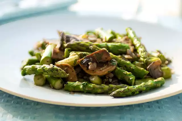 Asparagus with Mushrooms and Fresh Coriander