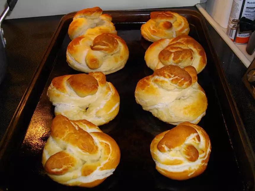 Pretzel bread buns