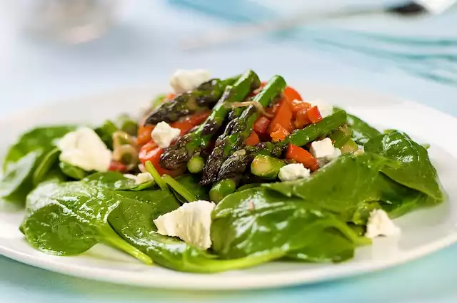 Seared Asparagus, Roasted Bell Pepper and Spinach Salad with Goat Cheese