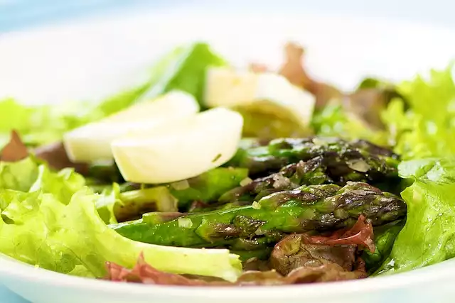 Refreshing Asparagus and Mixed Baby Greens Salad 