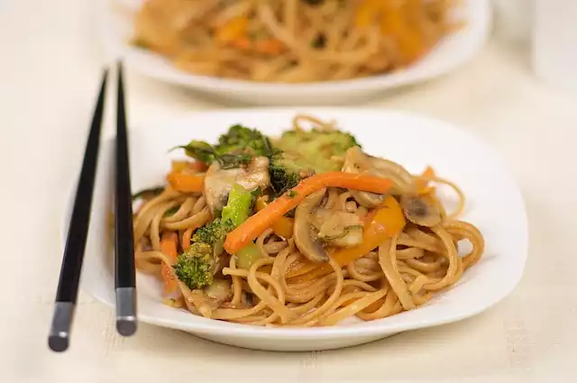 Chinese Stir-fry Noodles with Fresh Vegetables