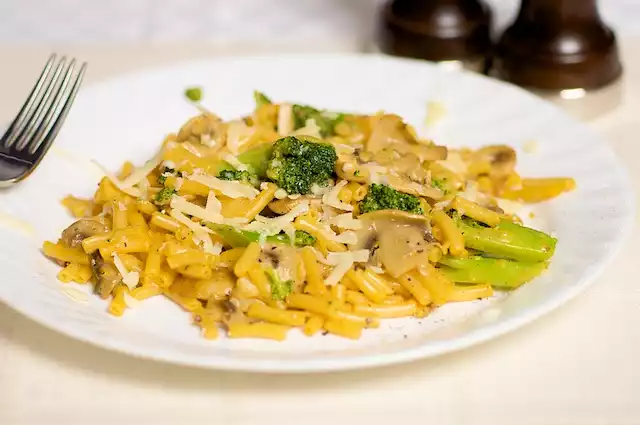 Kraft Dinner with Broccoli and Mushrooms